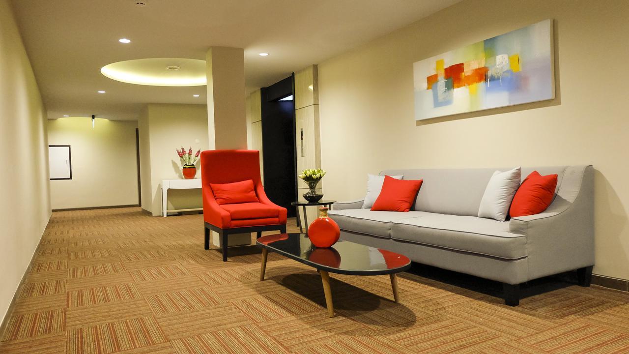 News Hotel Waru Sidoarjo Exteriér fotografie